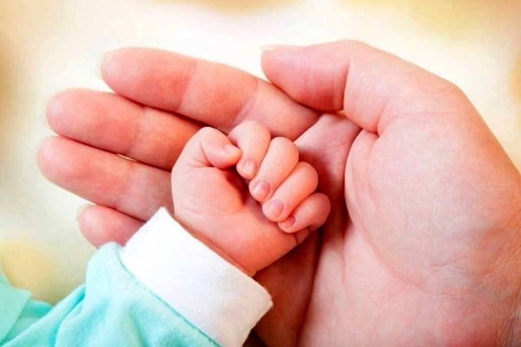 شکستن دست نوزاد دختر هنگام تولد کمک‌خواهی پدر کارگر از مسئولان