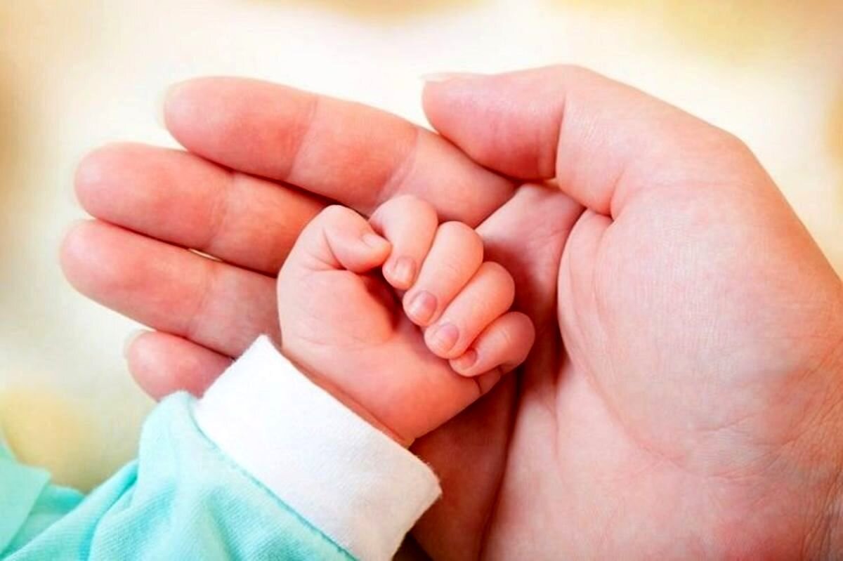 شکستن دست نوزاد دختر هنگام تولد کمک‌خواهی پدر کارگر از مسئولان