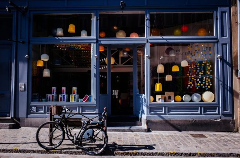 نکاتی برای چینش ویترین مغازه برای جذب مشتری ؛ اشتباهاتی که باید از آن‌ها پرهیز کرد