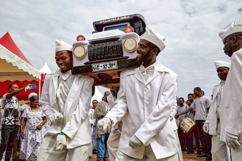 دفن مردگان در تابوت‌های فانتزی!