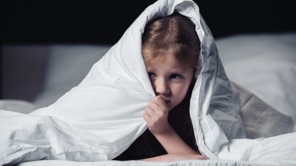 چرا در تاریکی چیزهایی می‌بینیم که واقعی نیستند؟