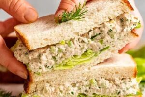 ساندویچ تن ماهی را به این شیوه درست کن.