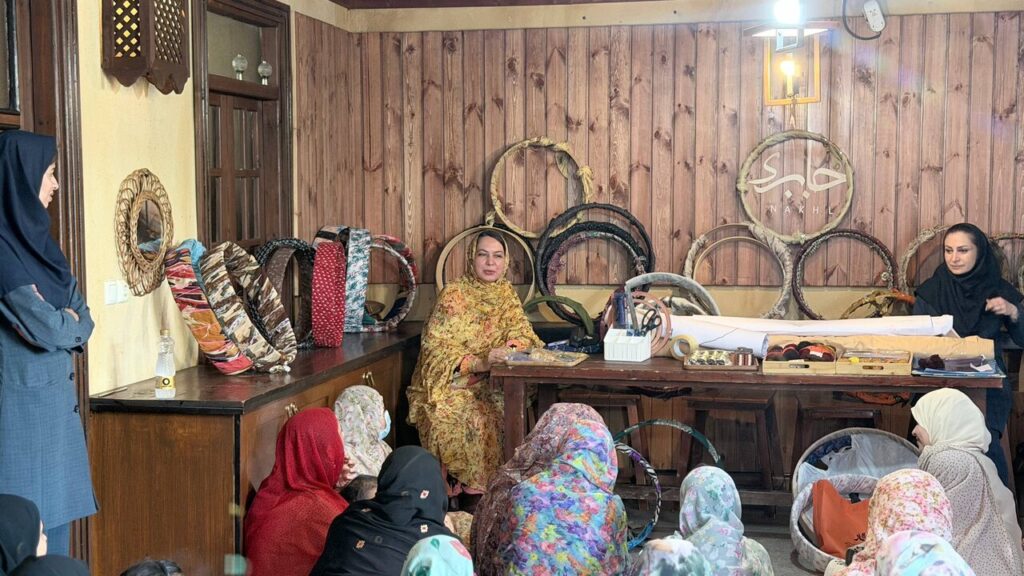هنرنمایی زنان قشم در بزرگ‌ ترین گلابتون‌دوزی ایران